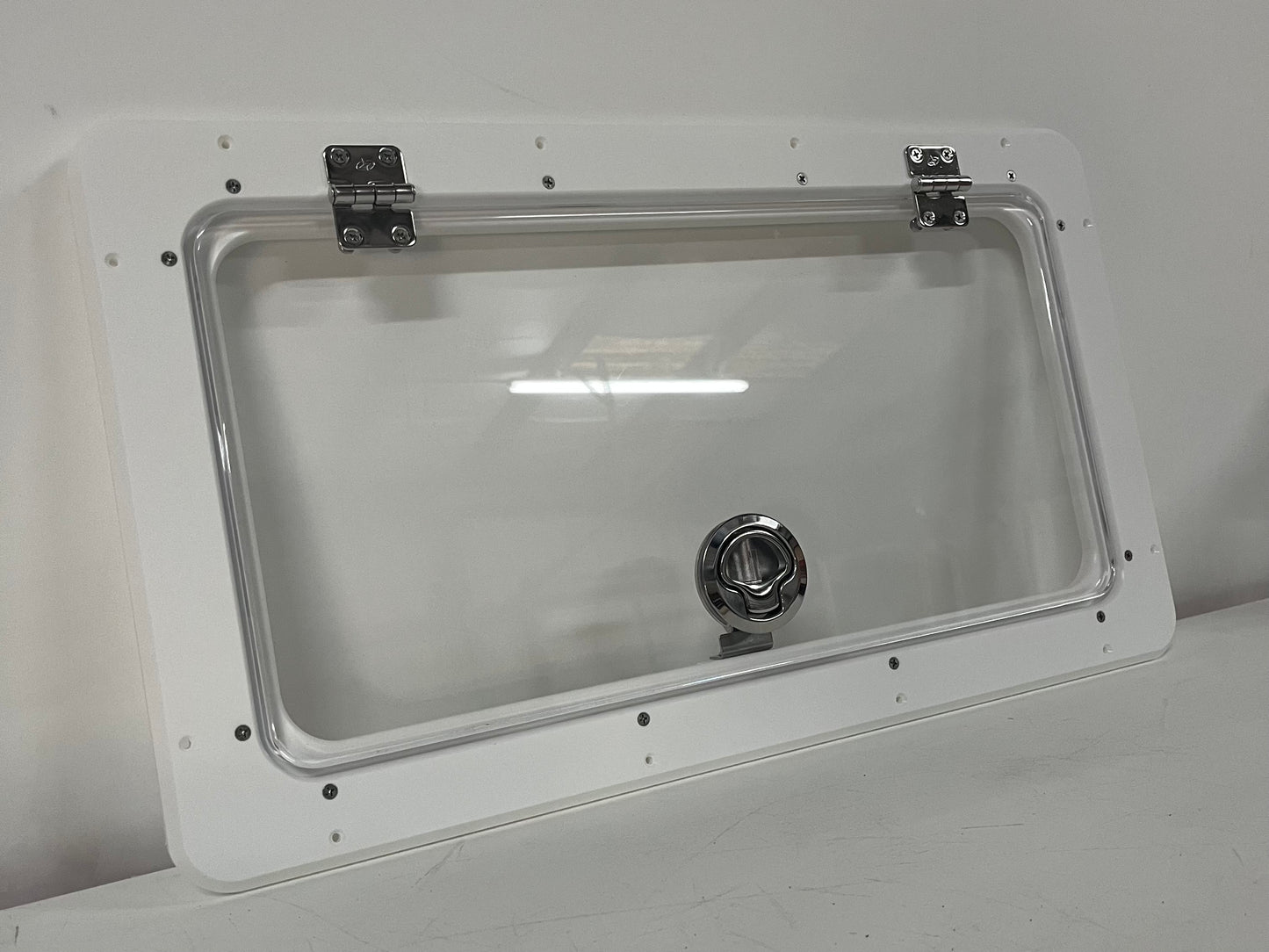 23 Dusky & Dusky 256 Livewell Hatch